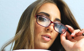 porn stars wearing glasses, lifts up her top to reveal her tits in bra