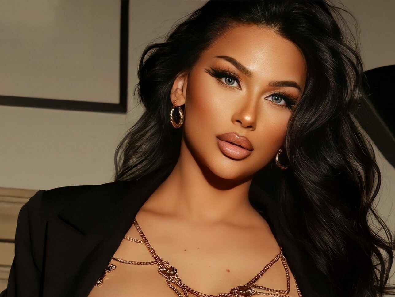 Aria Rose, reveals her tits