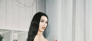 Alice Goodwin shows her ass in lingerie