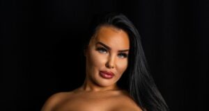 Layla Rose reveals her tits
