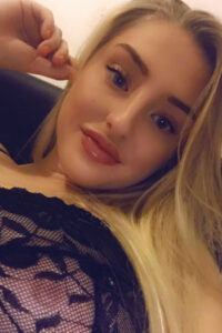 Ellie May xxx cam babe, selfie