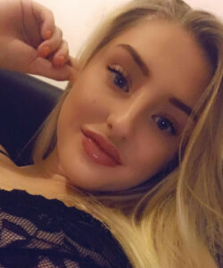 Ellie May xxx cam babe, selfie