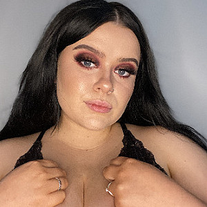 Lola Love cleavage