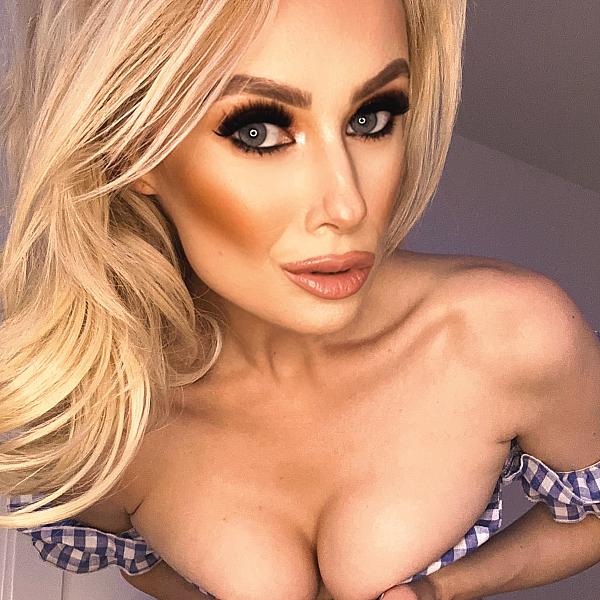 Syren Sexton cleavage