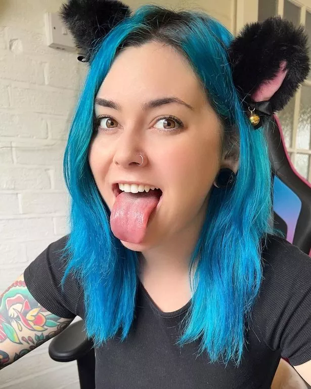 Mamaplugs tongue out